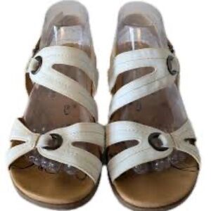 Baretraps Women's Jollity White Adjustable Strap Wedge Heel Sandals, size 9